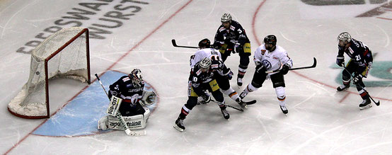 Eisbären holen einen Punkt gegen Wolfsburg